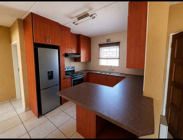 2 BEDROOM TOWNHOUSE FOR SALE IN VANDERBIJLPARK SE 2